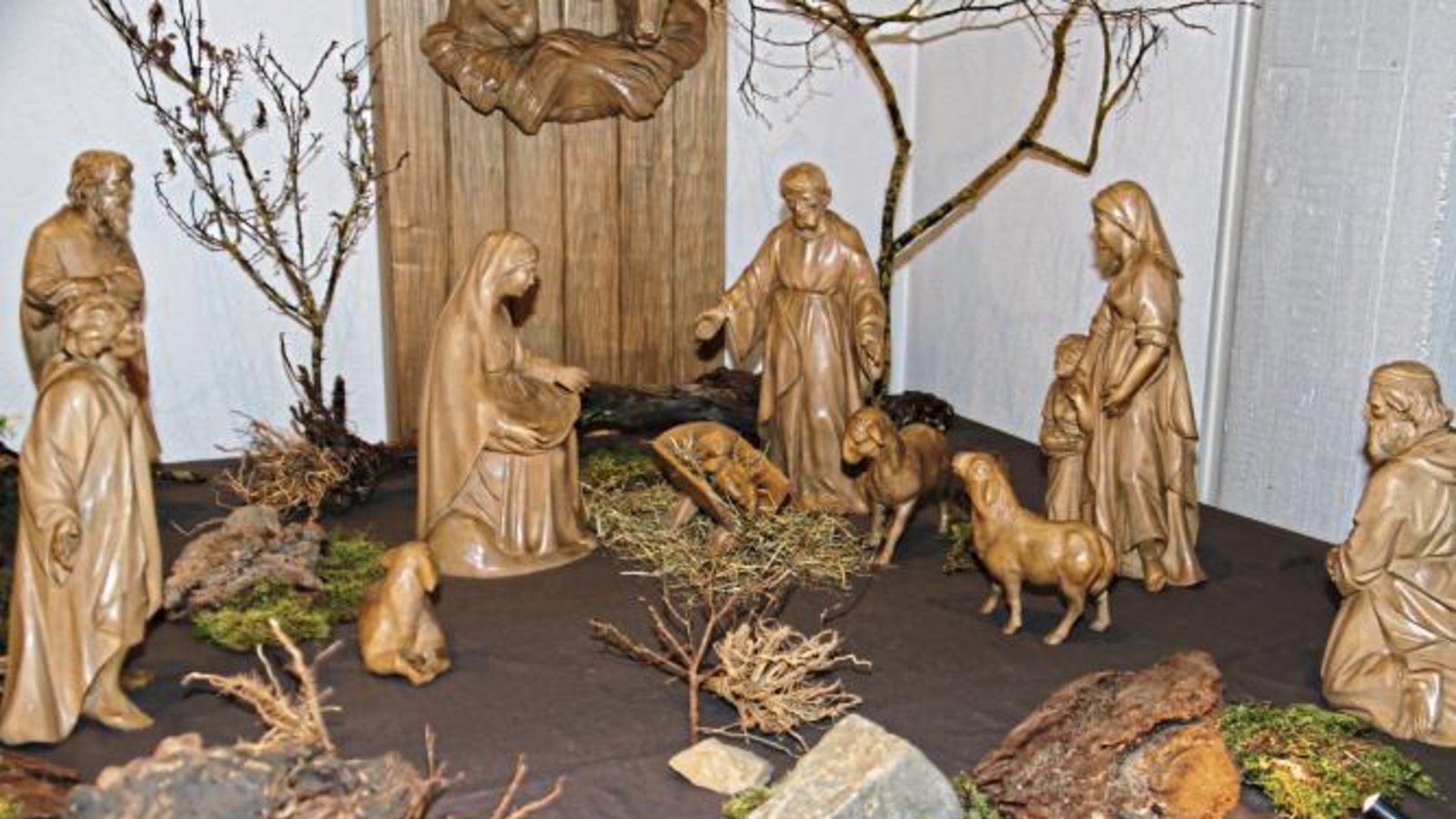 In der Pfarrkirche St. Antonius in der Heiligkreuzstraße in Vaihingen wird mit den neuen Krippenfiguren der katholischen Kirchengemeinde St. Antonius ab Sonntag die Weihnachtsgeschichte in verschiedenen Bildern dargestellt. Die Kirche ist tagsüber geöffnet, die Figuren wurden eigens von einem Schnitzer aus dem Grödnertal aus Lindenholz gefertigt. Mehr dazu in unserer Montagsausgabe. Foto: Rücker In der Pfarrkirche St. Antonius in der Heiligkreuzstraße in Vaihingen wird mit den neuen Krippenfiguren der katholischen Kirchengemeinde St. Antonius ab Sonntag die Weihnachtsgeschichte in verschiedenen Bildern dargestellt. Die Kirche ist tagsüber geöffnet, die Figuren wurden eigens von einem Schnitzer aus dem Grödnertal aus Lindenholz gefertigt. Mehr dazu in unserer Montagsausgabe. Foto: Rücker