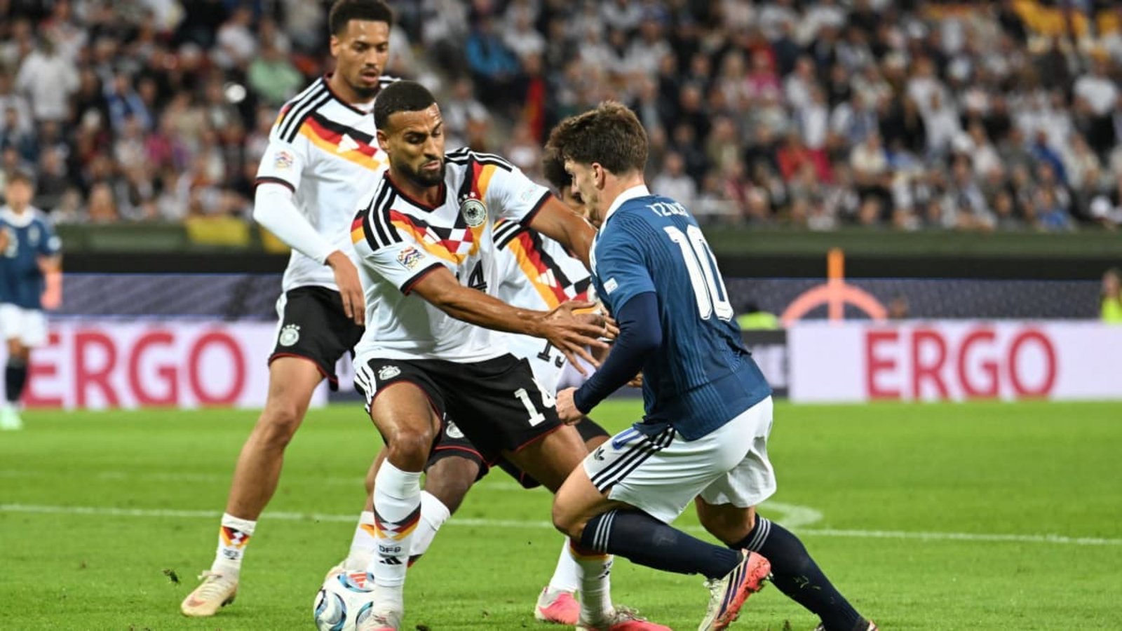 Kampf in Augsburg: VfB-Rechtsverteidiger Josha Vagnoman (Mi.) im Nations-League-Spiel der DFB-Elf gegen den Griechen Christos Tzolis.Federico Gambarini/dpa