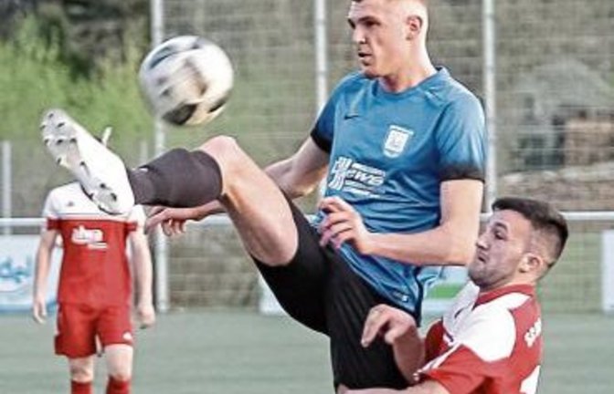 Edison Cenaj (links) ist einer der technisch versiertesten Spieler in der Kreisliga B 7. Gepaart mit seiner Schnelligkeit und seiner Abschlussstärke sicherte sich der Vaihinger die Torjägerkanone. Foto: Simecek