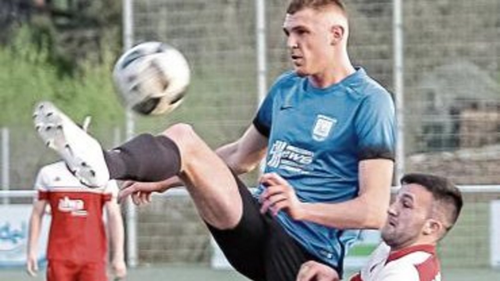 Edison Cenaj (links) ist einer der technisch versiertesten Spieler in der Kreisliga B 7. Gepaart mit seiner Schnelligkeit und seiner Abschlussstärke sicherte sich der Vaihinger die Torjägerkanone. Foto: Simecek Edison Cenaj (links) ist einer der technisch versiertesten Spieler in der Kreisliga B 7. Gepaart mit seiner Schnelligkeit und seiner Abschlussstärke sicherte sich der Vaihinger die Torjägerkanone. Foto: Simecek