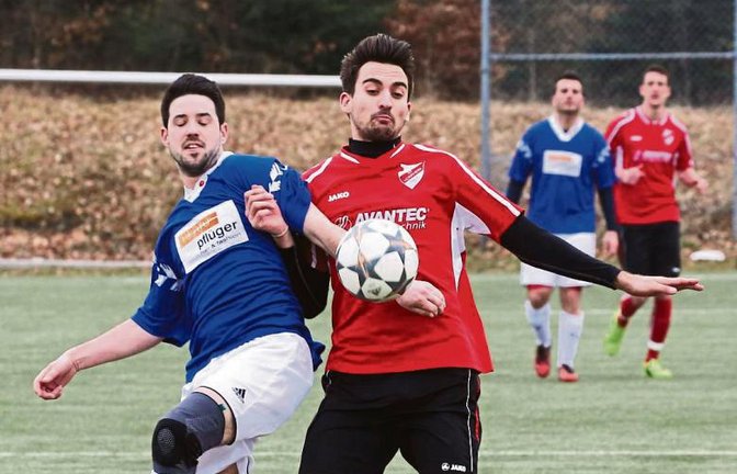 Marko Gazinkovski (in Rot) hat mit dem SV Horrheim seit der Winterpause schon eine gute Serie hingelegt, hat aber auch noch ein ehrgeiziges Ziel vor sich. Foto: Küppers
