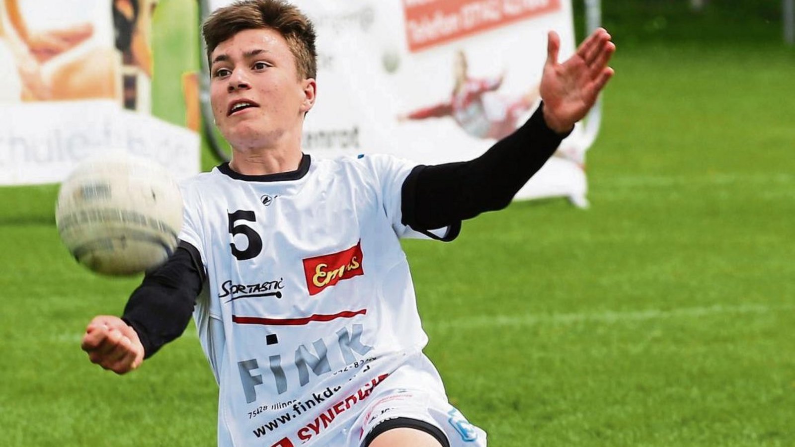 Johannes Jungclaussen spielt am liebsten in der Mitte. „Da hat man die Kontrolle über das ganze Spielfeld“, sagt der 17-Jährige. Foto: Küppers Johannes Jungclaussen spielt am liebsten in der Mitte. „Da hat man die Kontrolle über das ganze Spielfeld“, sagt der 17-Jährige. Foto: Küppers