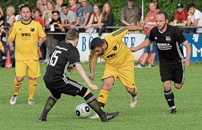 Francesco Antonaci (Zweiter von rechts) hat als Spieler die erfolgreichste Zeit des SV Riet mitgemacht. Nun empfängt er als Trainer seines Stammvereins VfR Sersheim den SVR in der zweiten Runde des Bezirkspokals an der Metter. Foto: Archiv/Nachreiner