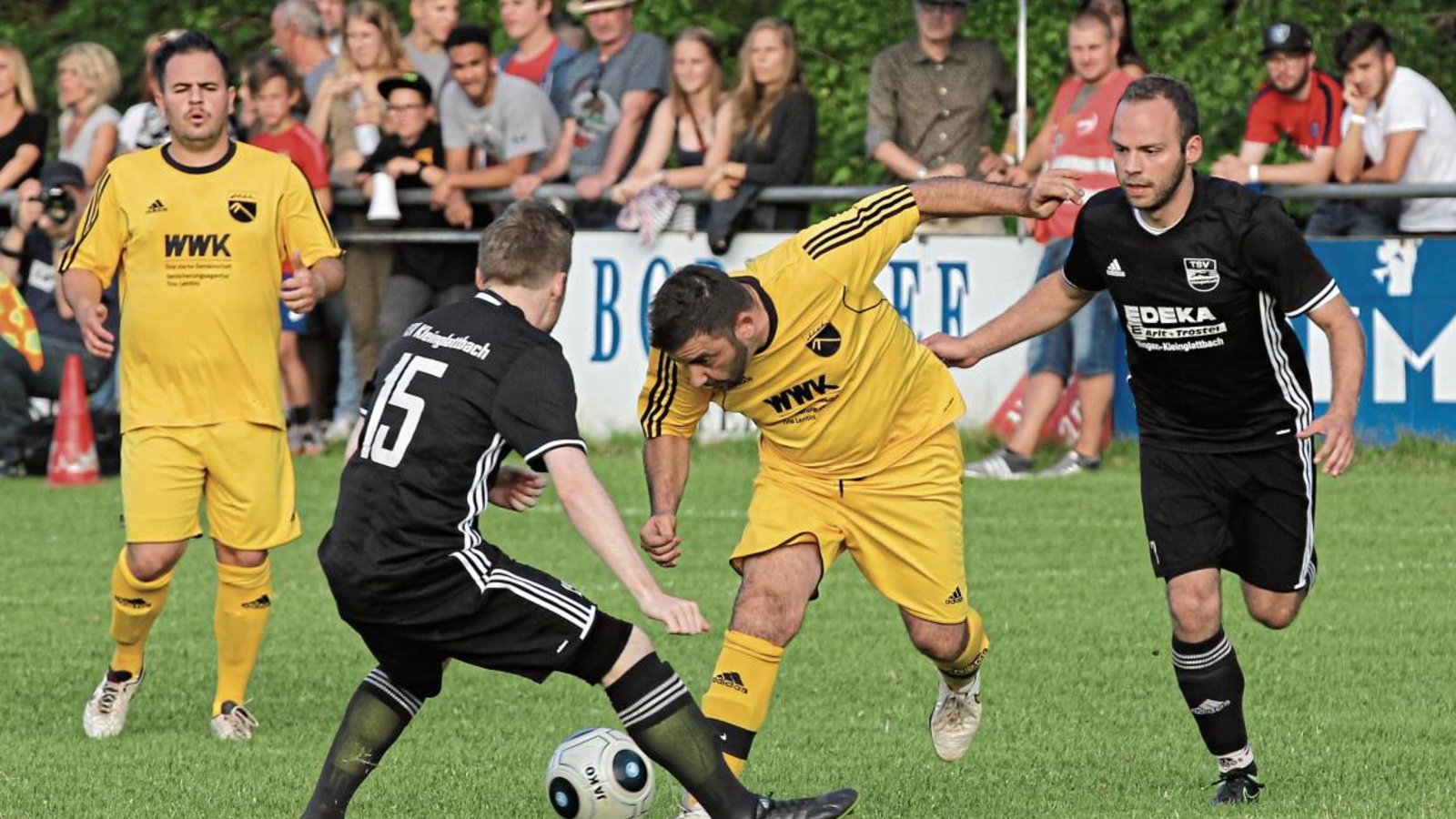Francesco Antonaci (Zweiter von rechts) hat als Spieler die erfolgreichste Zeit des SV Riet mitgemacht. Nun empfängt er als Trainer seines Stammvereins VfR Sersheim den SVR in der zweiten Runde des Bezirkspokals an der Metter. Foto: Archiv/Nachreiner Francesco Antonaci (Zweiter von rechts) hat als Spieler die erfolgreichste Zeit des SV Riet mitgemacht. Nun empfängt er als Trainer seines Stammvereins VfR Sersheim den SVR in der zweiten Runde des Bezirkspokals an der Metter. Foto: Archiv/Nachreiner