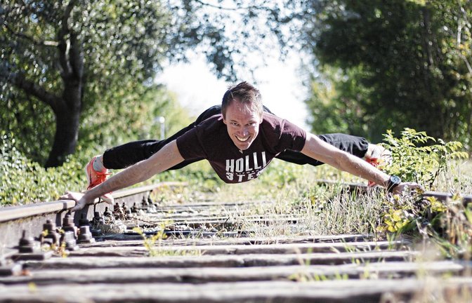 Jochen Neff hat sich einen Platz auf dem stillgelegten Schienenstrang bei Kleinglattbach ausgesucht, um seine Übungen unter freiem Himmel durchzugehen. Foto: Meike Günter