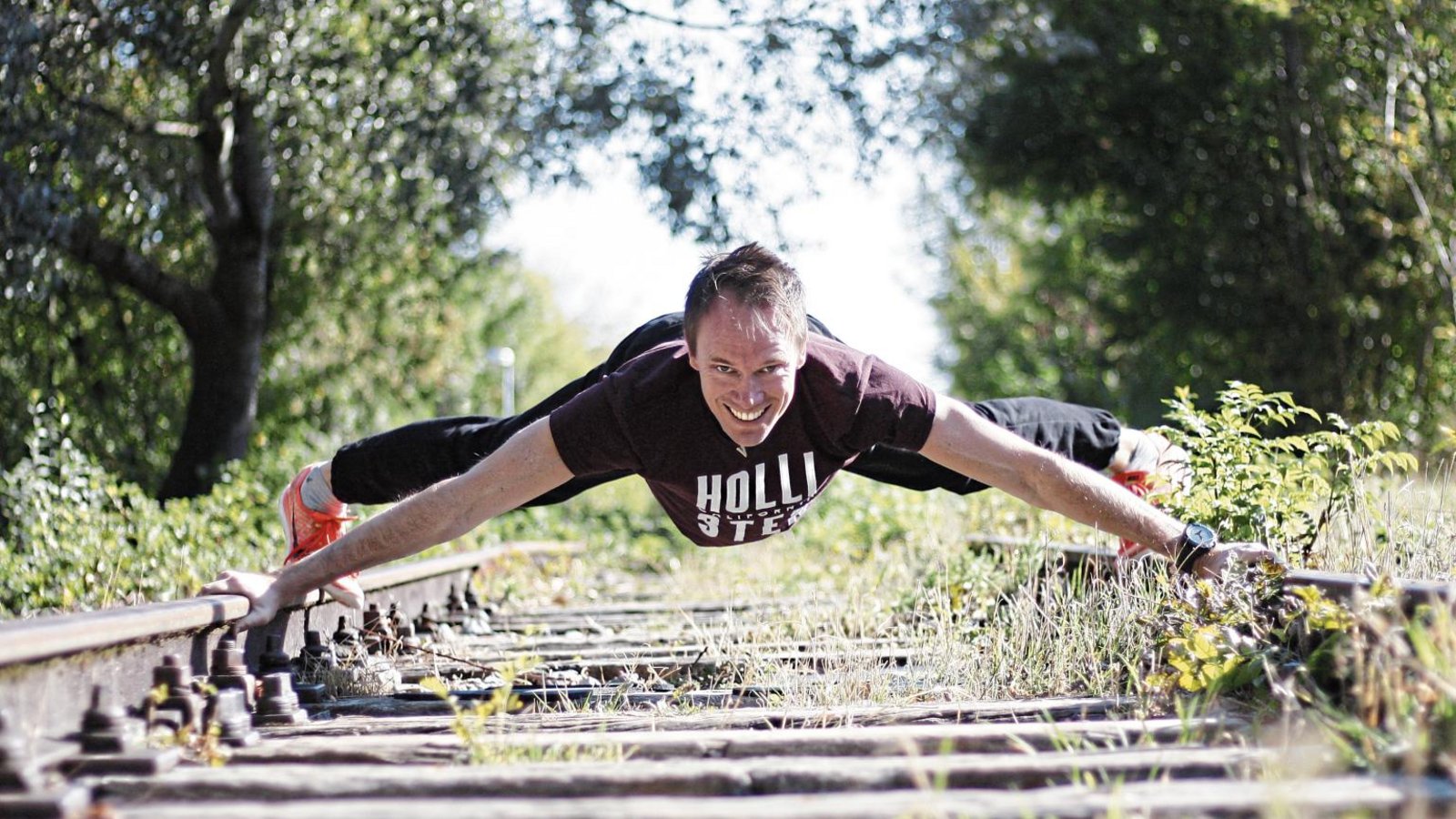 Jochen Neff hat sich einen Platz auf dem stillgelegten Schienenstrang bei Kleinglattbach ausgesucht, um seine Übungen unter freiem Himmel durchzugehen. Foto: Meike Günter Jochen Neff hat sich einen Platz auf dem stillgelegten Schienenstrang bei Kleinglattbach ausgesucht, um seine Übungen unter freiem Himmel durchzugehen. Foto: Meike Günter