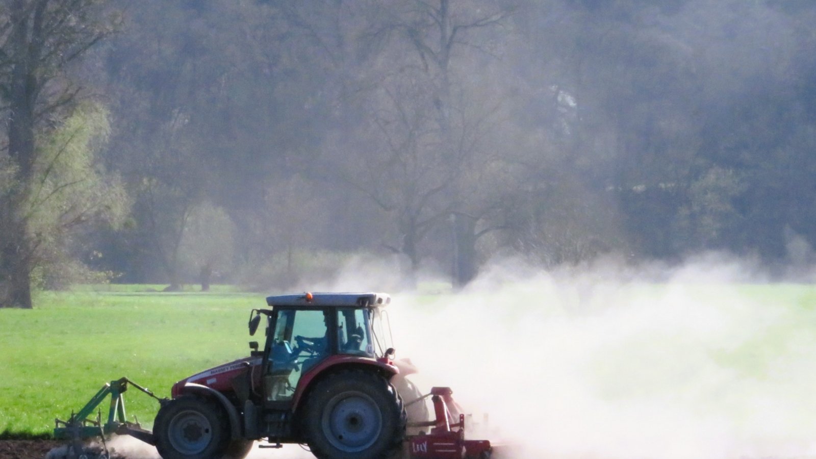 Staubige Angelegenheit auf den Feldern beim Vaihinger Eck: Regen wird jetzt nach der anhaltenden Trockenheit dringend erwünscht.  Foto: Arning