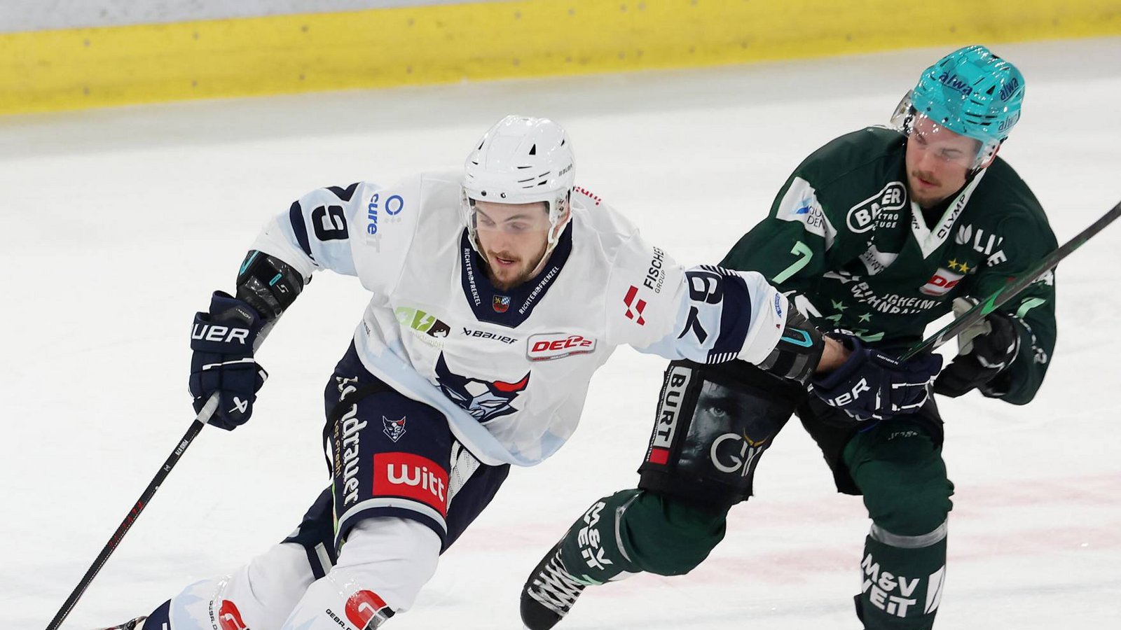 Justin Büsing (rechts) von den Bietigheim Steelers hat gegen Calvin Pokorny von den Blue Devils Weiden alles im Griff. Foto: Baumann