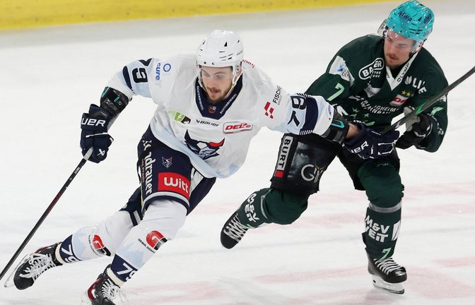 Justin Büsing (rechts) von den Bietigheim Steelers hat gegen Calvin Pokorny von den Blue Devils Weiden alles im Griff. <span class='image-autor'>Foto: Baumann</span>