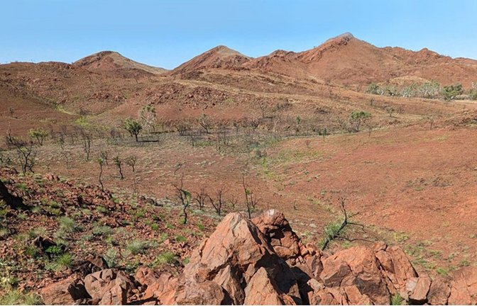 Unter dieser Senke in Westaustralien verbirgt sich der älteste bekannte Einschlagskrater der Erde. Er entstand vor 3,47 Milliarden Jahren.<span class='image-autor'>Foto: © Curtin University</span>