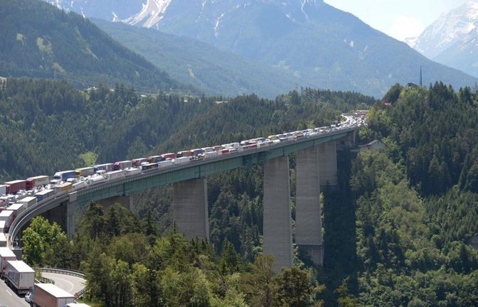 Stau auf der Brennerautobahn: Ende Mai ist die Route komplett dicht.<span class='image-autor'>Foto: Archiv/DPA</span>