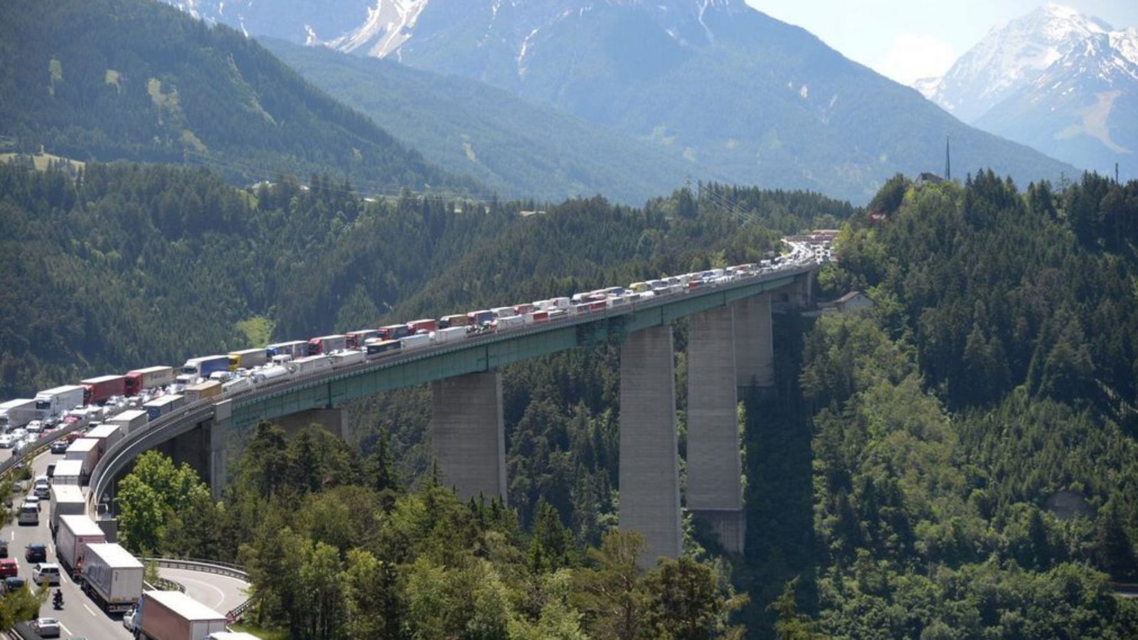 Stau auf der Brennerautobahn: Ende Mai ist die Route komplett dicht.Foto: Archiv/DPA