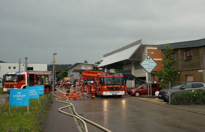 Als die Feuerwehr vor Ort eintraf, loderten laut Polizei bereits mehrere Meter hohe Flammen aus einem Gebäude.<span class='image-autor'>Foto: SDMG/SDMG / Woelfl</span>