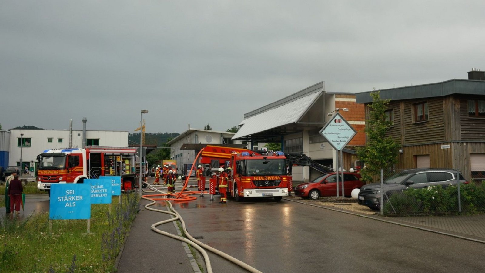 Als die Feuerwehr vor Ort eintraf, loderten laut Polizei bereits mehrere Meter hohe Flammen aus einem Gebäude.Foto: SDMG/SDMG / Woelfl