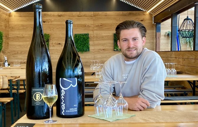 Adrian Beurer mit Methusalem-Flaschen von seinem Riesling und Johannes Bauerles Sauvignon Blanc.<span class='image-autor'>Foto: Ring</span>