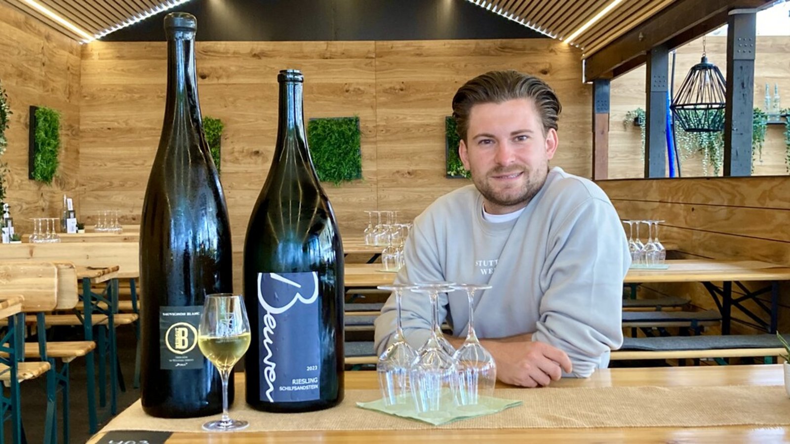 Adrian Beurer mit Methusalem-Flaschen von seinem Riesling und Johannes Bauerles Sauvignon Blanc.Foto: Ring Adrian Beurer mit Methusalem-Flaschen von seinem Riesling und Johannes Bauerles Sauvignon Blanc.Foto: Ring