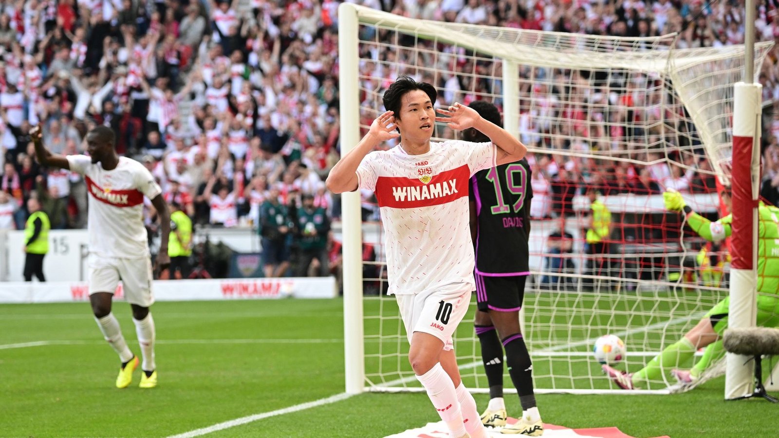 Torschütze Wooyeong Jeong und der VfB feierten gegen die Bayern einen Sieg.Foto: Bernd Weißbrod/dpa