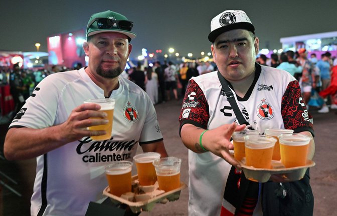 Bier gibt es für Fans bei der WM in Katar schon zu trinken – allerdings nur in abgegrenzten Bereichen und nicht in den Stadien.<span class='image-autor'>Foto: AFP</span>