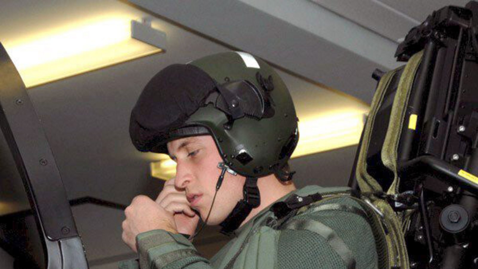 2007: Prinz William in einem Flugzeug-Simulator auf dem Luftwaffenstützpunkt Henlow. Ab 2006 wurde er in der Militärakademie Sandhurst ausgebildet, ebenso wie sein Bruder Harry. In der Armee wurde er unter dem Namen "William Wales" geführt. 2008 absolvierte er zusätzlich eine Pilotenausbildung bei der Royal Air Force.Foto: picture-alliance/ dpa | epa Clarence House