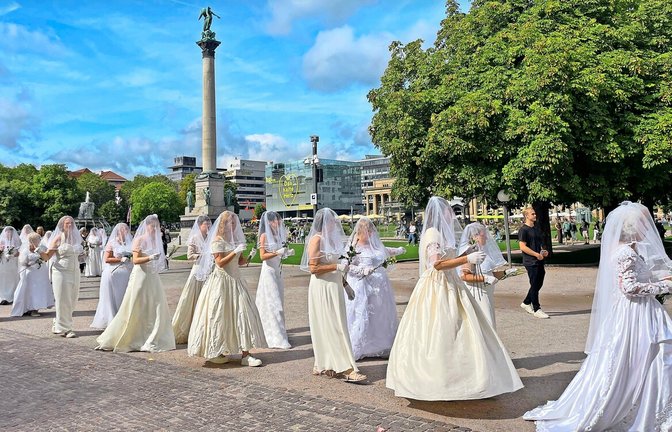 Die Frauen zogen in Brautkleidern durch die Innenstadt, um gegen Femizide und Gewalt an Frauen zu demonstrieren.<span class='image-autor'>Foto: Scheffel</span>