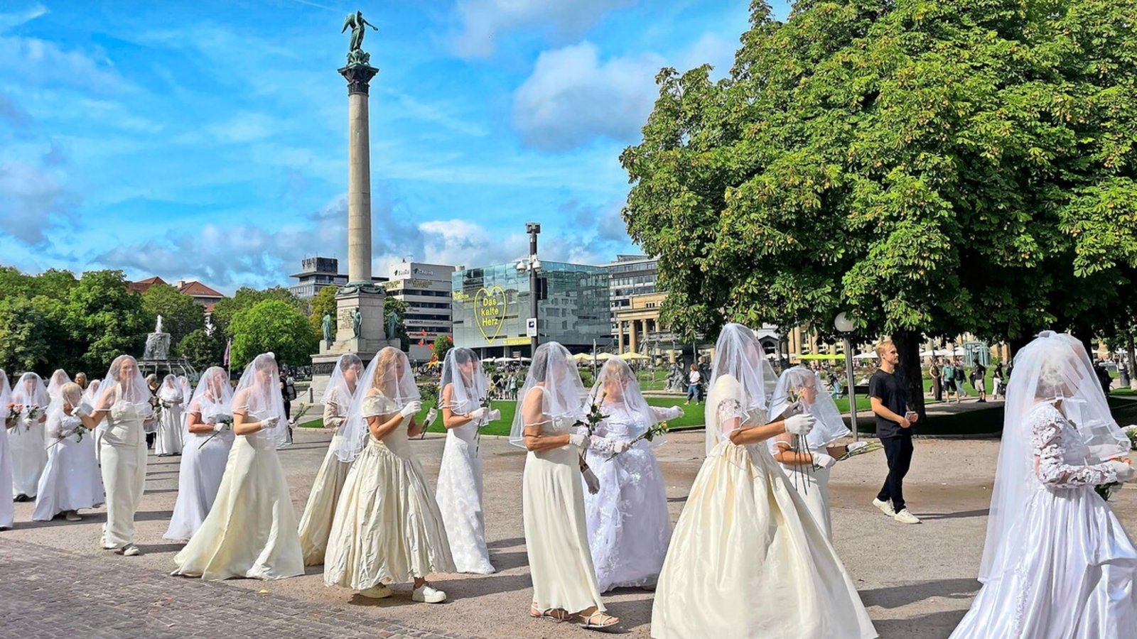 Die Frauen zogen in Brautkleidern durch die Innenstadt, um gegen Femizide und Gewalt an Frauen zu demonstrieren.Foto: Scheffel Die Frauen zogen in Brautkleidern durch die Innenstadt, um gegen Femizide und Gewalt an Frauen zu demonstrieren.Foto: Scheffel