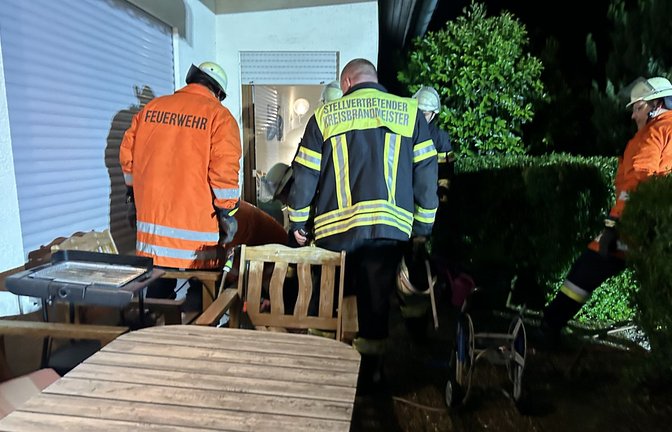 Feuerwehrmänner pumpen das Wasser im 1,60 Meter tiefen Kellerschacht ab.<span class='image-autor'>Foto: StZN/Sandra Hartmann</span>