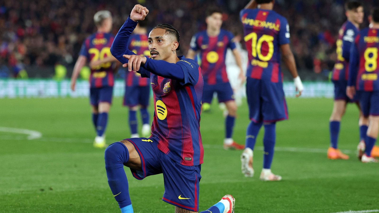 Raphinha feiert das siebte Tor seines Teams. Der FC Barcelona ist nach einem Torfestival ins Viertelfinale der Champions League eingezogen.Foto: AFP/LLUIS GENE Raphinha feiert das siebte Tor seines Teams. Der FC Barcelona ist nach einem Torfestival ins Viertelfinale der Champions League eingezogen.Foto: AFP/LLUIS GENE