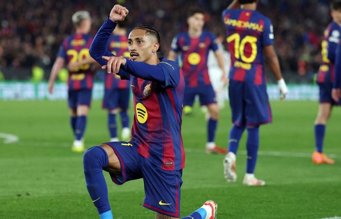 Raphinha feiert das siebte Tor seines Teams. Der FC Barcelona ist nach einem Torfestival ins Viertelfinale der Champions League eingezogen.<span class='image-autor'>Foto: AFP/LLUIS GENE</span>