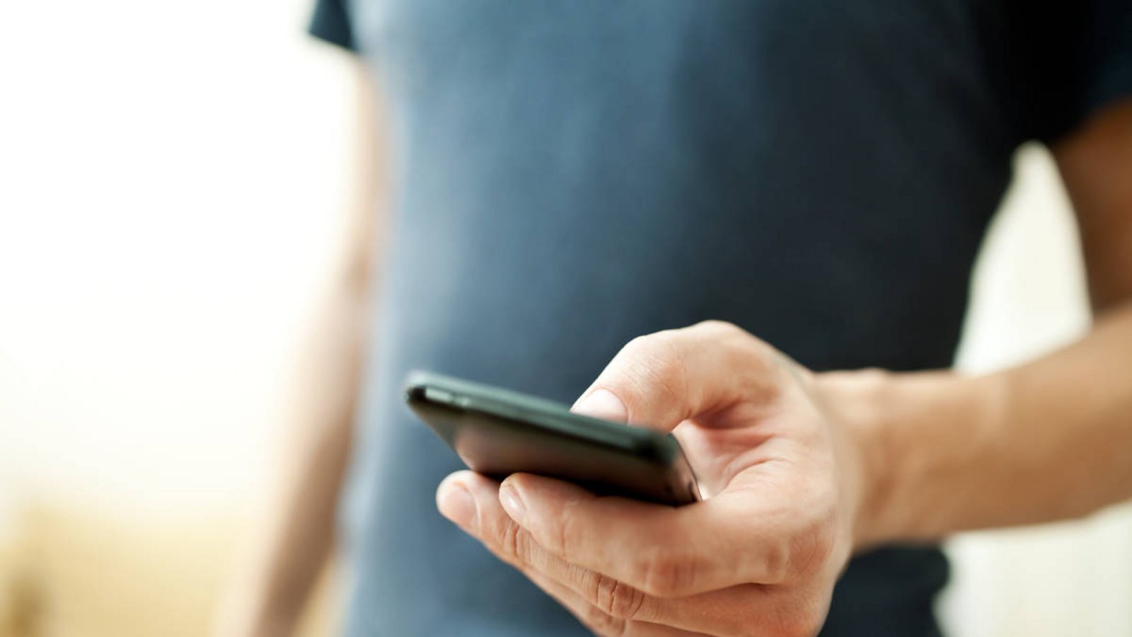 In diesem Artikel erfahren Sie, wo Sie auf dem Handy die Bildschirmzeit finden und kontrollieren können (Samsung & iPhone).Foto: Kostenko Maxim / Shutterstock.com