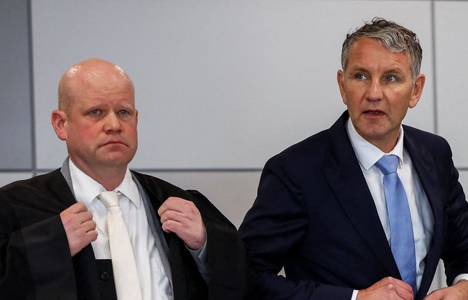 Björn Höcke (rechts)  mit einem seiner Verteidiger, Ulrich Vosgerau.<span class='image-autor'>Foto: AFP/Ebrahim Noroozi</span>