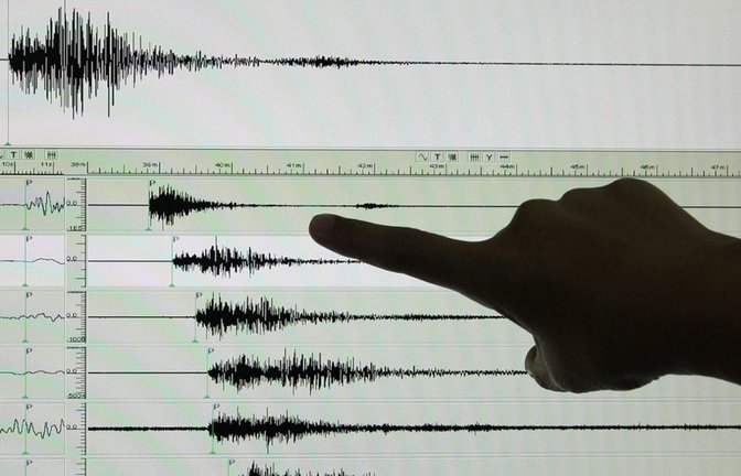 Magnitude ist ein Maß für die Stärke von Erdbeben. Die in den 1930er Jahren zur Berechnung kalifornischer Erdbeben von dem Seismologen Charles Francis Richter entwickelte Richterskala ist die bekannteste Mess-Sala. Sie kann aber nur Beben bis Stärke 6,5 messen. Inzwischen haben Geologen andere Skalen entwickelt, mit denen Werte möglich sind, die weit oberhalb dieses Wertes liegen.<span class='image-autor'>Foto: d/a</span>
