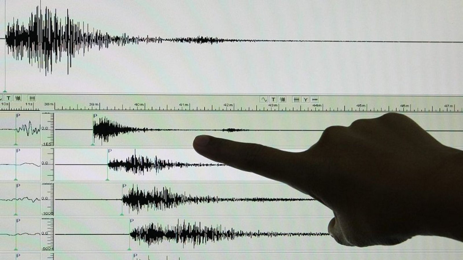 Magnitude ist ein Maß für die Stärke von Erdbeben. Die in den 1930er Jahren zur Berechnung kalifornischer Erdbeben von dem Seismologen Charles Francis Richter entwickelte Richterskala ist die bekannteste Mess-Sala. Sie kann aber nur Beben bis Stärke 6,5 messen. Inzwischen haben Geologen andere Skalen entwickelt, mit denen Werte möglich sind, die weit oberhalb dieses Wertes liegen.Foto: d/a Magnitude ist ein Maß für die Stärke von Erdbeben. Die in den 1930er Jahren zur Berechnung kalifornischer Erdbeben von dem Seismologen Charles Francis Richter entwickelte Richterskala ist die bekannteste Mess-Sala. Sie kann aber nur Beben bis Stärke 6,5 messen. Inzwischen haben Geologen andere Skalen entwickelt, mit denen Werte möglich sind, die weit oberhalb dieses Wertes liegen.Foto: d/a
