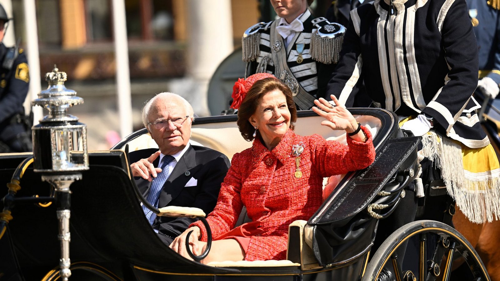 Der schwedische König Carl XVI. Gustaf und Königin Silvia fahren anlässlich ihrer Goldenen Hochzeit durch die Straßen von Stockholm.Foto: picture alliance/dpa/TT News Agency/AP | Henrik Montgomery