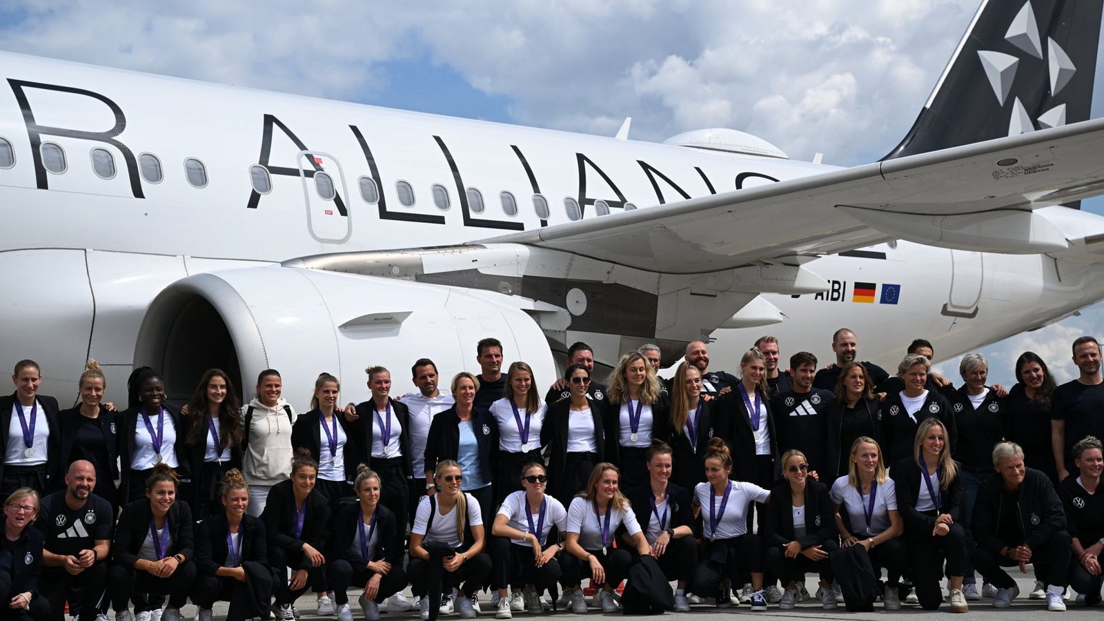 ... mit den Vize-Europameisterinnen an Bord am Montagnachmittag auf dem Flughafen in Frankfurt/Main.Foto: dpa/Arne Dedert