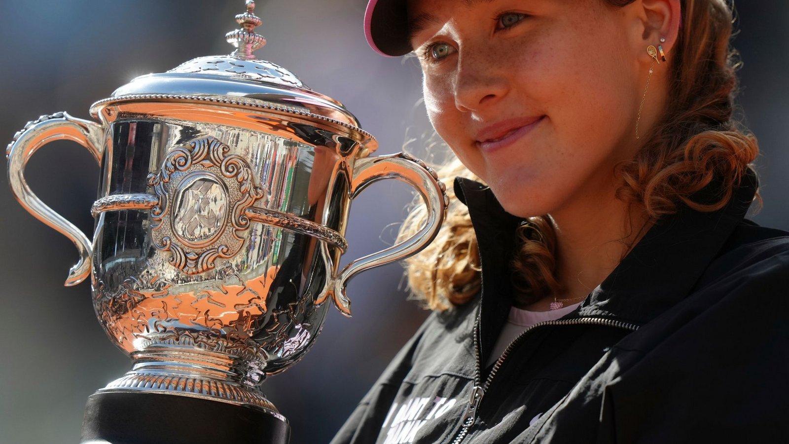 Mirra Andrejewa lächelt mit der Trophäe in den Händen.Foto: Aurelien Morissard/AP/dpa