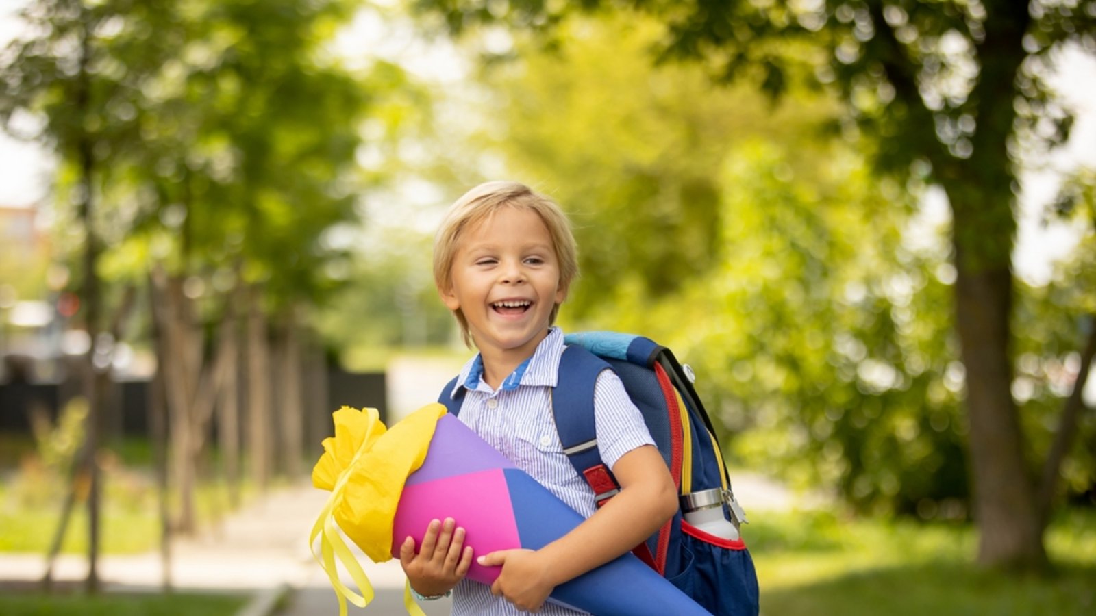 Erfahren Sie, welche Geschenke zur Einschulung besonders beliebt sind. Entdecken Sie 50 kreative und nützliche Ideen, die den Schulanfang unvergesslich machen. Perfekt für Eltern, Großeltern und Freunde.Foto: Tomsickova Tatyana / Shutterstock.com Erfahren Sie, welche Geschenke zur Einschulung besonders beliebt sind. Entdecken Sie 50 kreative und nützliche Ideen, die den Schulanfang unvergesslich machen. Perfekt für Eltern, Großeltern und Freunde.Foto: Tomsickova Tatyana / Shutterstock.com