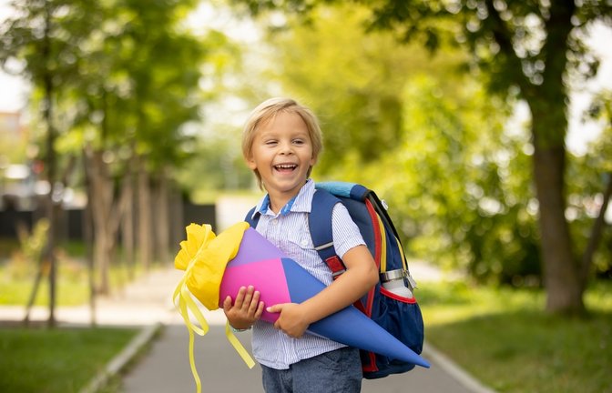 Erfahren Sie, welche Geschenke zur Einschulung besonders beliebt sind. Entdecken Sie 50 kreative und nützliche Ideen, die den Schulanfang unvergesslich machen. Perfekt für Eltern, Großeltern und Freunde.<span class='image-autor'>Foto: Tomsickova Tatyana / Shutterstock.com</span>