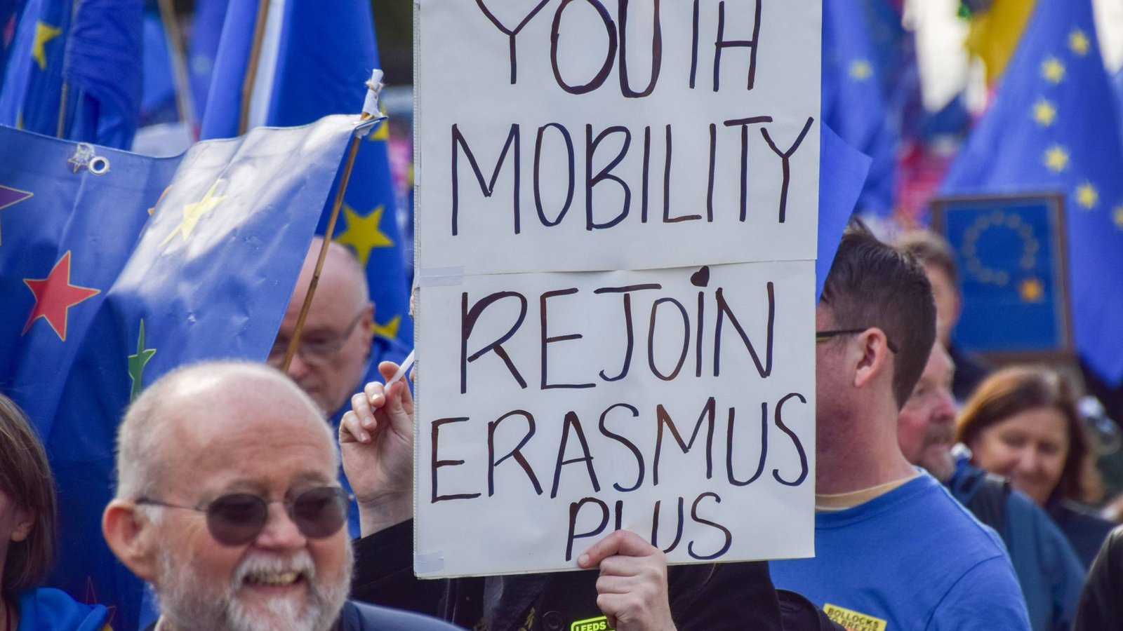 Ein Demonstrant, wie er den Wiedereintritt Großbritanniens in das Erasmus+-Programm forderte (Symbolbild).Foto: IMAGO/ZUMA Press Wire/IMAGO/Vuk Valcic
