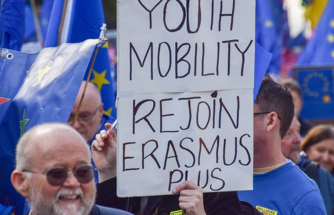 Ein Demonstrant, wie er den Wiedereintritt Großbritanniens in das Erasmus+-Programm forderte (Symbolbild).<span class='image-autor'>Foto: IMAGO/ZUMA Press Wire/IMAGO/Vuk Valcic</span>