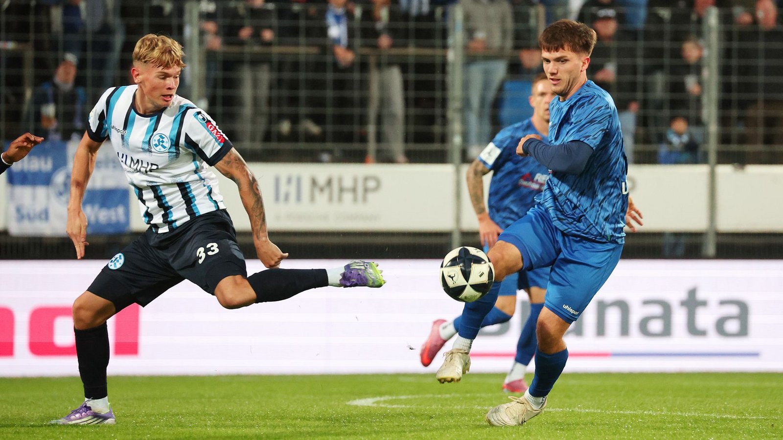 Samuel Unsöld (li.) gegen Lukas Laupheimer: Das Punktspielduell SGV Freiberg gegen Stuttgarter Kickers geht am Ostermontag über die Bühne.Foto: Pressefoto Baumann/Alexander Kep Samuel Unsöld (li.) gegen Lukas Laupheimer: Das Punktspielduell SGV Freiberg gegen Stuttgarter Kickers geht am Ostermontag über die Bühne.Foto: Pressefoto Baumann/Alexander Kep