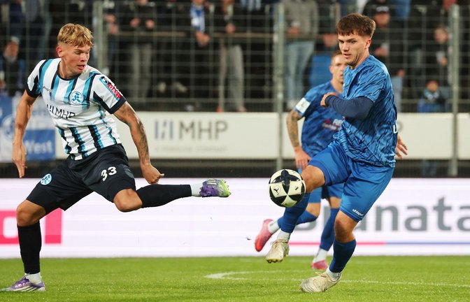Samuel Unsöld (li.) gegen Lukas Laupheimer: Das Punktspielduell SGV Freiberg gegen Stuttgarter Kickers geht am Ostermontag  über die Bühne.<span class='image-autor'>Foto: Pressefoto Baumann/Alexander Kep</span>
