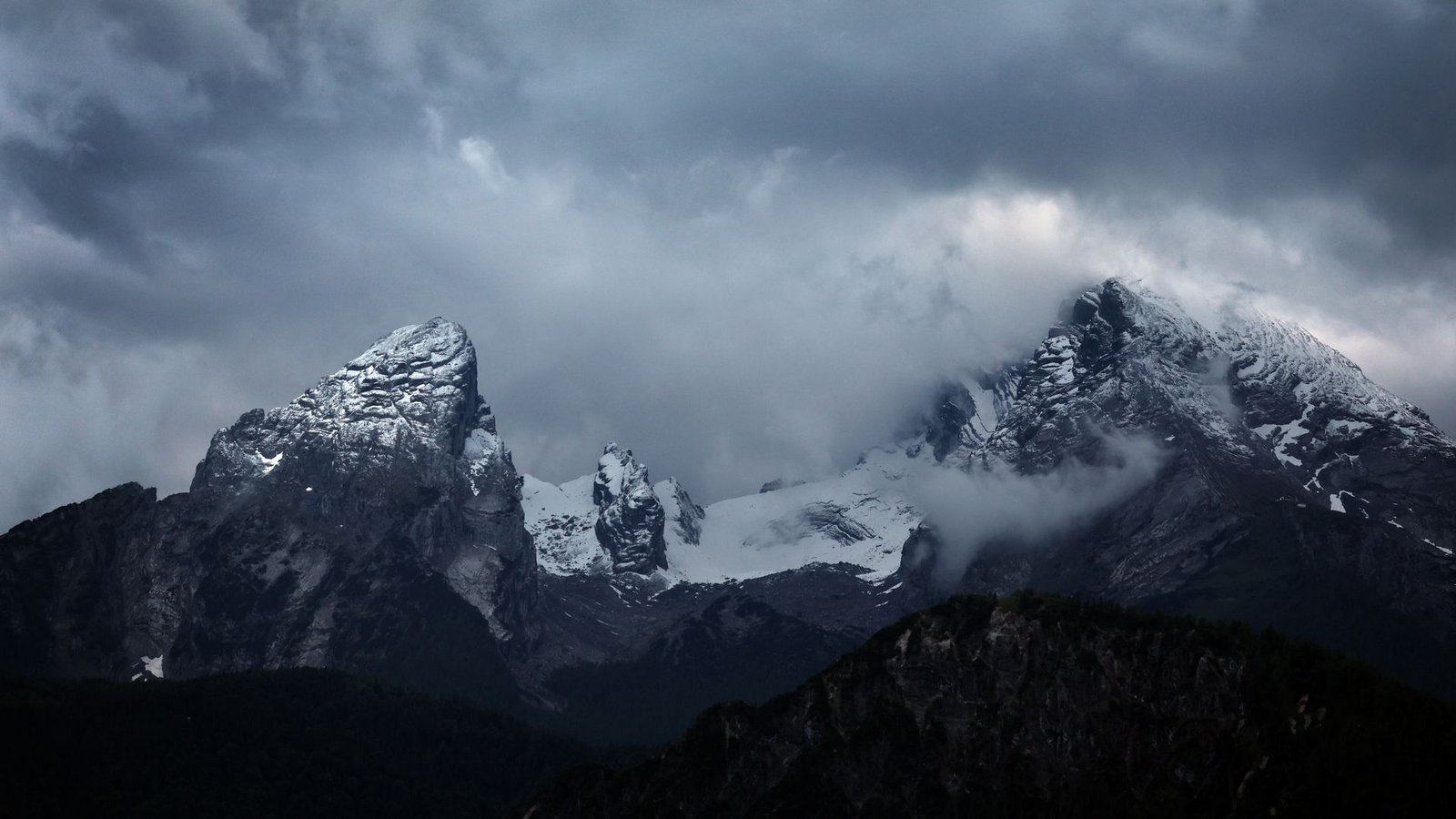 Wolkenverhangen ist der schneebedeckte Watzmann.Foto: Karl-Josef Hildenbrand/dpa Wolkenverhangen ist der schneebedeckte Watzmann.Foto: Karl-Josef Hildenbrand/dpa