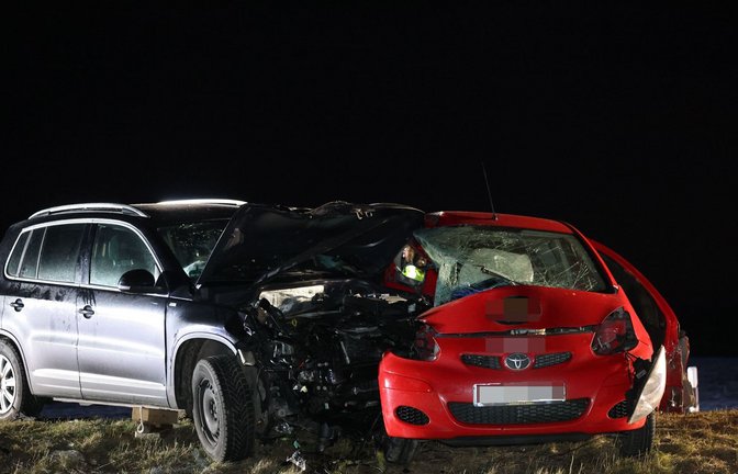 Die beiden Fahrzeuge sind nach dem Unfall ein Totalschaden. Der Unfallverursacher stirbt.<span class='image-autor'>Foto: SDMG/Kern</span>