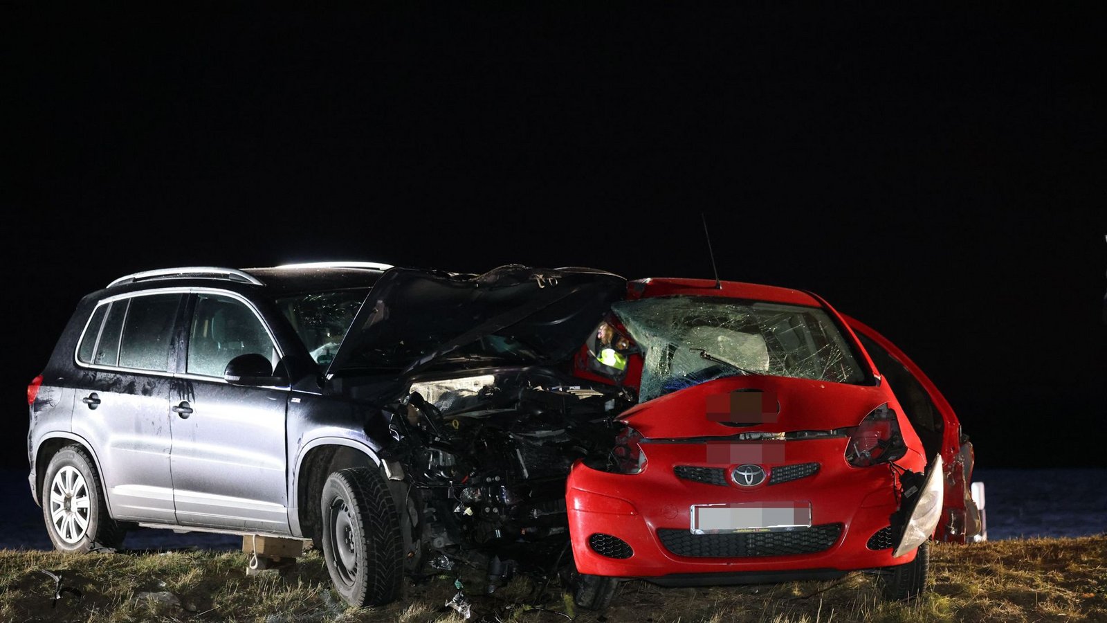 Die beiden Fahrzeuge sind nach dem Unfall ein Totalschaden. Der Unfallverursacher stirbt.Foto: SDMG/Kern