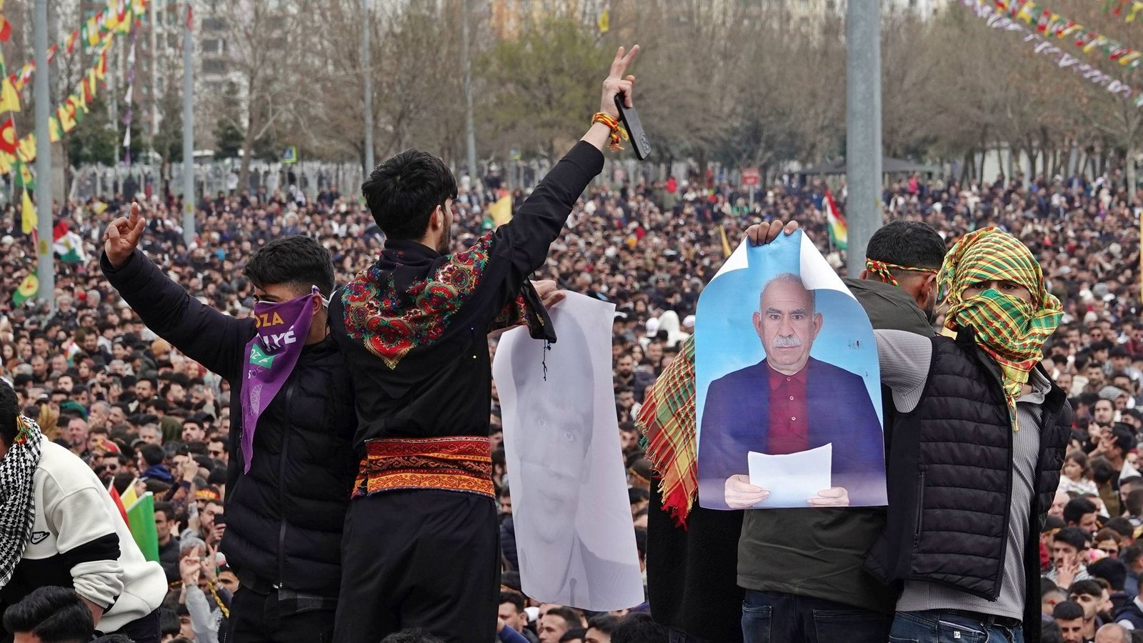 Plakate von PKK-Gründer Abdullah Öcalan sind bei kurdischen Veranstaltungen stets dabei.Foto: imago/Sopa Images