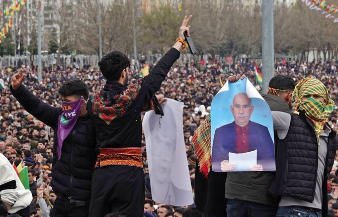 Plakate von PKK-Gründer Abdullah Öcalan sind bei kurdischen Veranstaltungen stets dabei.<span class='image-autor'>Foto: imago/Sopa Images</span>