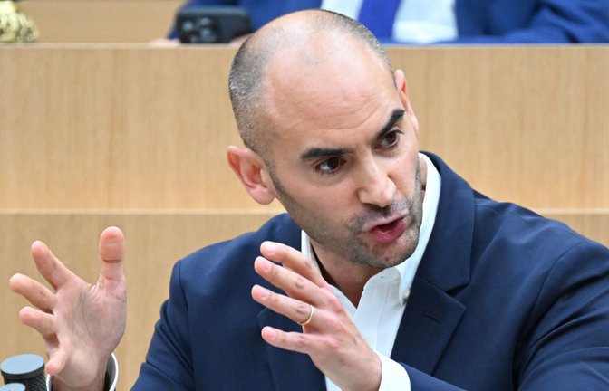 Finanzminister Danyal Bayaz (Grüne) sieht keinen Anlass für eine Reduzierung der Arbeitszeit für Beamte.<span class='image-autor'>Foto: Bernd Weißbrod/dpa</span>