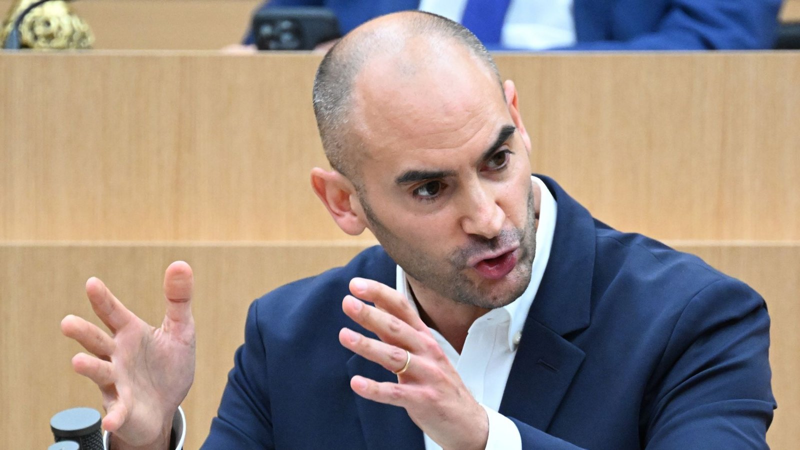 Finanzminister Danyal Bayaz (Grüne) sieht keinen Anlass für eine Reduzierung der Arbeitszeit für Beamte.Foto: Bernd Weißbrod/dpa Finanzminister Danyal Bayaz (Grüne) sieht keinen Anlass für eine Reduzierung der Arbeitszeit für Beamte.Foto: Bernd Weißbrod/dpa