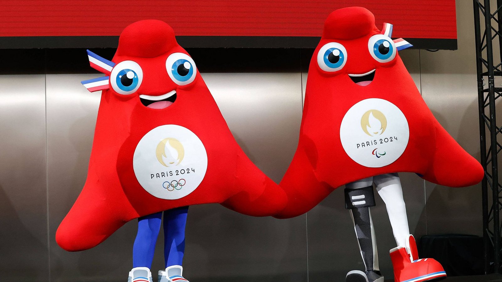 Die Phryges bei ihrer Vorstellung durch das Internationale Olympischen Komitee (IOC).Foto: IMAGO/HMB-Media/IMAGO/HMB Media/Antonio Borga Die Phryges bei ihrer Vorstellung durch das Internationale Olympischen Komitee (IOC).Foto: IMAGO/HMB-Media/IMAGO/HMB Media/Antonio Borga