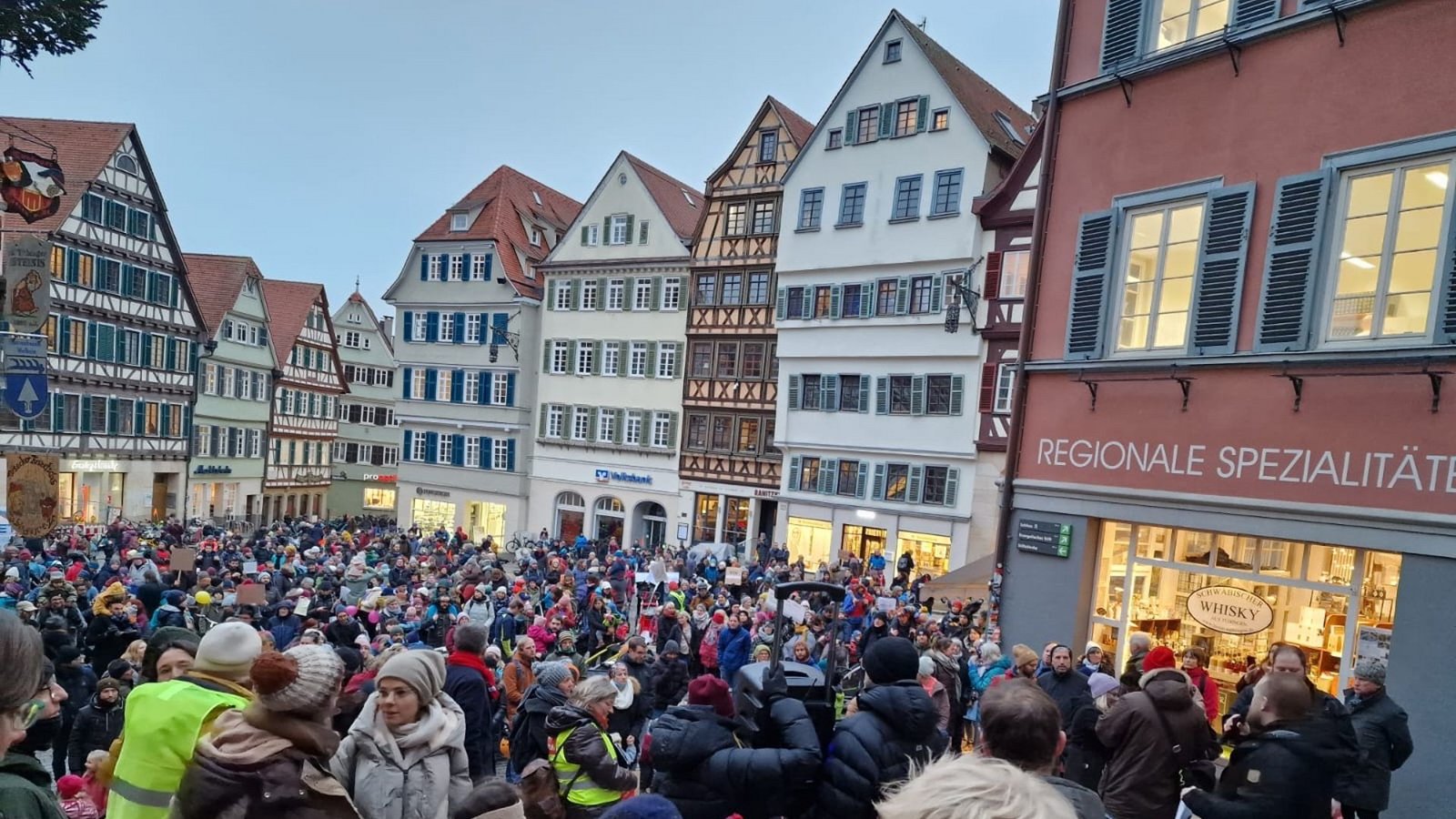 In Tübingen demonstrierten hunderte Eltern gegen kürzere Öffnungszeiten in vielen Kitas.Foto: privat